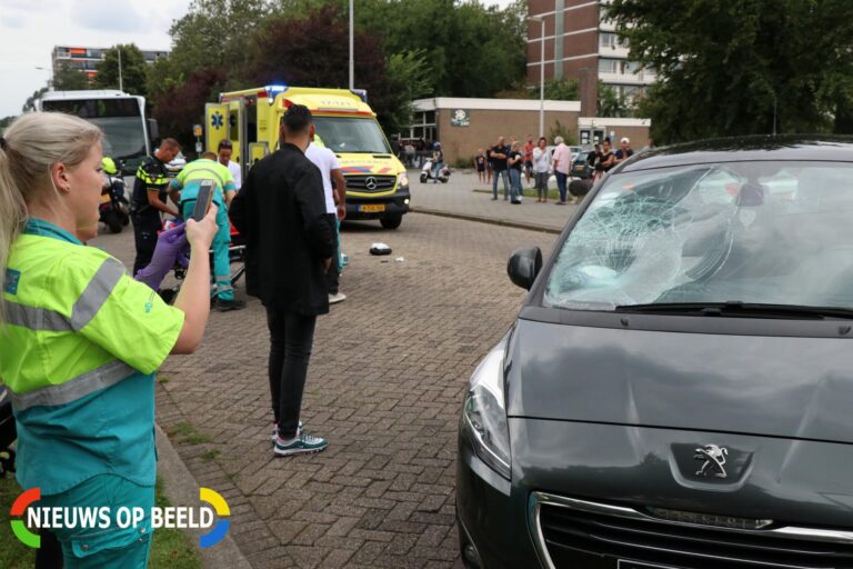 Voetganger geschept tijdens oversteken Duikerstraat Rotterdam