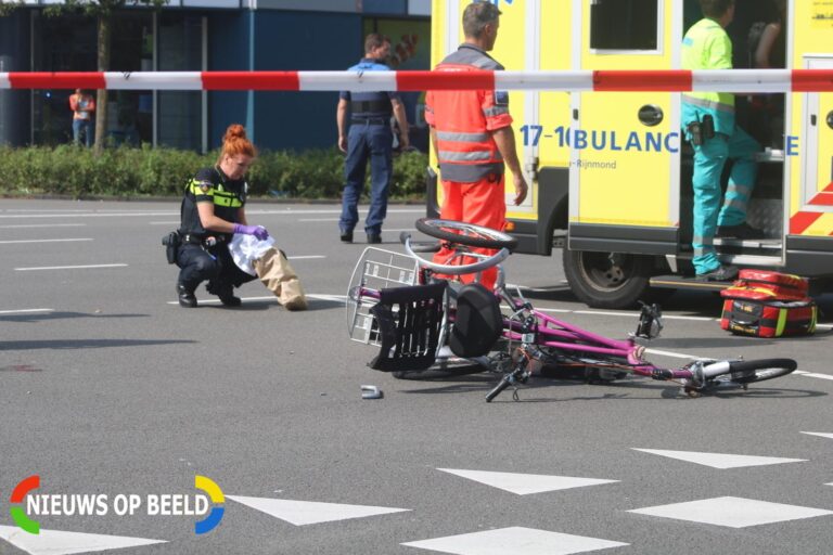 Driewieler geschept door auto Thorbeckelaan Spijkenisse