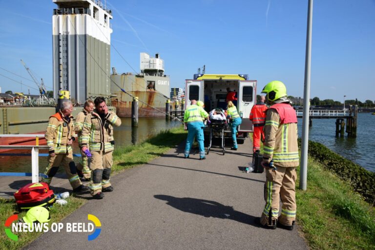 Man zwaargewond na val schip Woudrichemstraat Rotterdam