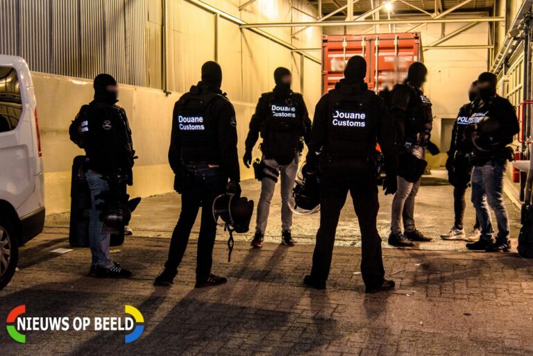 Meerdere aanhoudingen na grote inval politie en douane Van Maasdijkweg Rotterdam