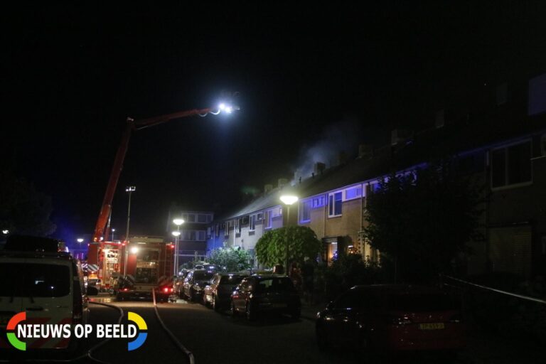 Veel rookontwikkeling bij uitslaande zolderbrand Nicolaas Beetsstraat Hellevoetsluis
