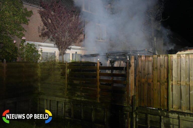Schuur volledig verwoest door brand Plevier Hoogvliet Rotterdam