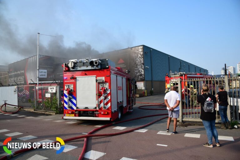 Zeer grote brand in bedrijfsloods Doklaan Rotterdam