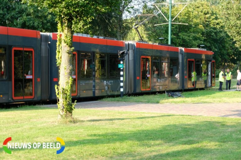 Fietser met mobiel in hand botst op tram Eikelenburglaan Rijswijk