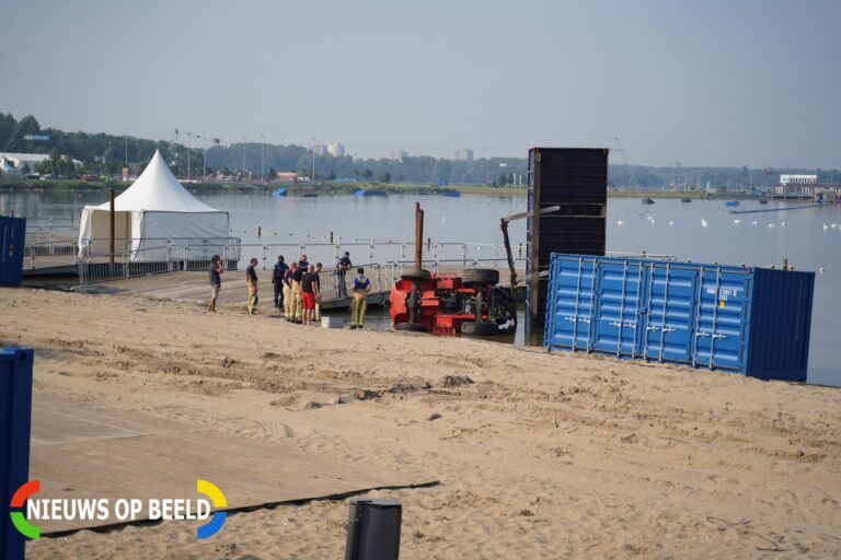 Heftruck met container valt om in water Siciliëboulevard Rotterdam