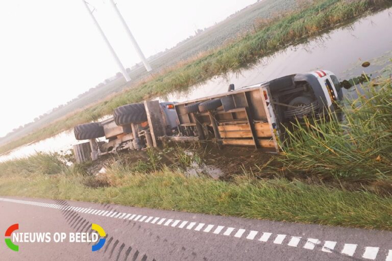 Graafmachine met aanhanger belandt te water Voorlaan Bleiswijk