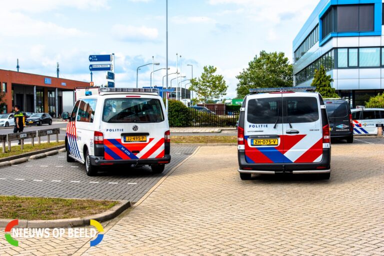 Agenten in kogelwerende vesten doen onderzoek na inbraakalarm Mandenmakerstraat Hoogvliet