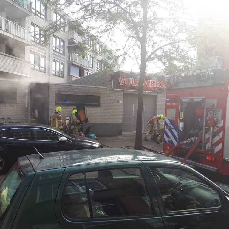 Flinke brand in winkelpand Van Heusdestraat Rotterdam