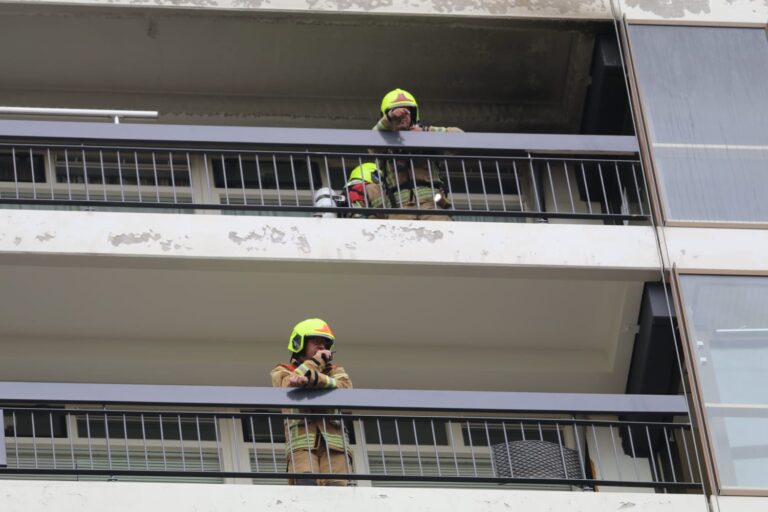 Grote brand in flatwoning Albert Schweitzerplaats Rotterdam