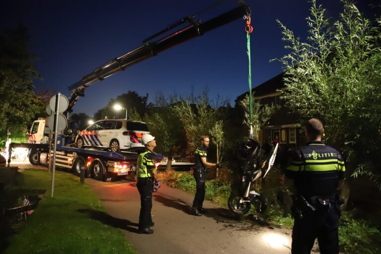 Persoon rijdt met scooter water in en raakt gewond Voorwillenseweg Gouda