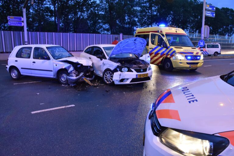 Veel schade en twee gewonden na aanrijding Zoetermeerse Laan N209 Bleiswijk