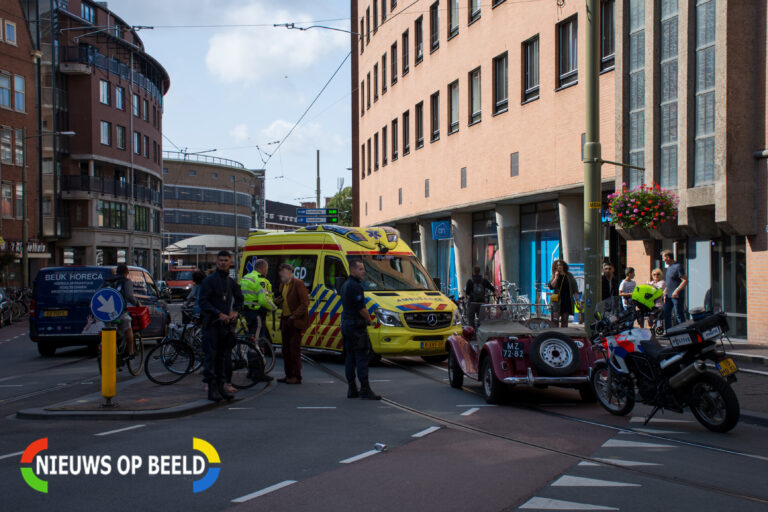 Fietser gewond na aanrijding met oldtimer