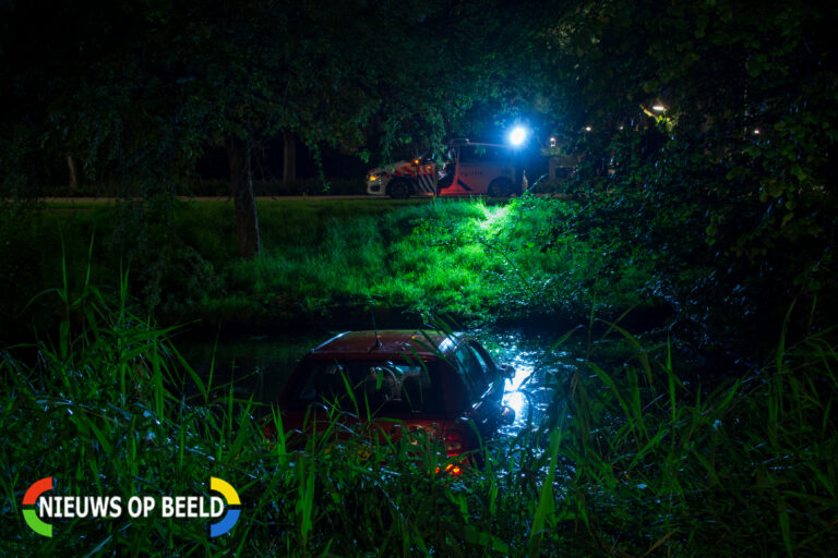 Auto belandt in sloot in Leidschendam