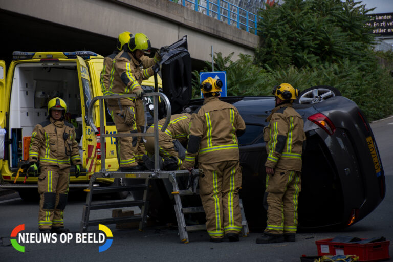 Auto belandt op zijkant na aanrijding bij oprit A12 Den Haag (video)