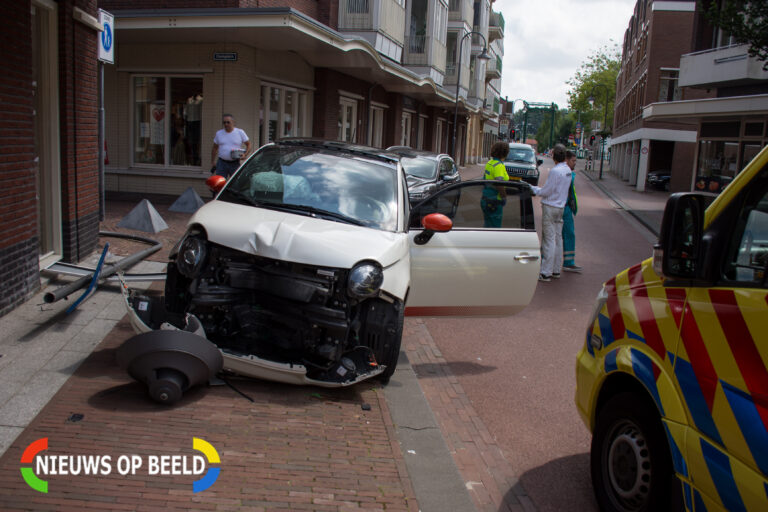 Auto ramt lantaarnpaal op Damplein Leidschendam
