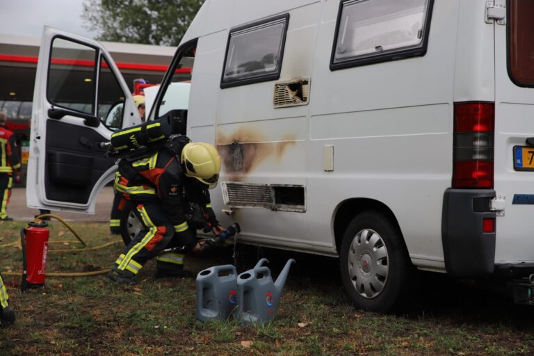 Camper vat vlam tijdens tanken langs A12 bij Reeuwijk