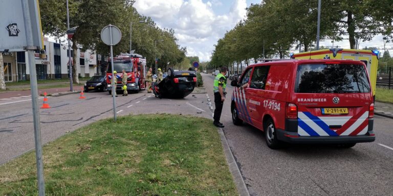 Auto belandt op zijn kop na ongeval op Olympiaweg in Rotterdam