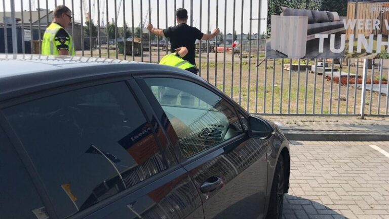 Hardleerse automobilist loopt tegen de lamp tijdens verkeerscontrole Rotterdam