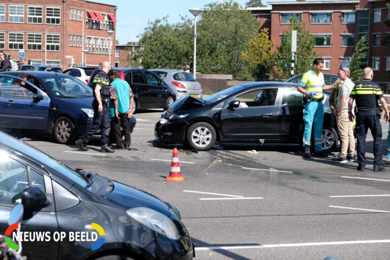 Verkeersopstopping na ongeval tussen twee auto’s Veluweplein Den Haag