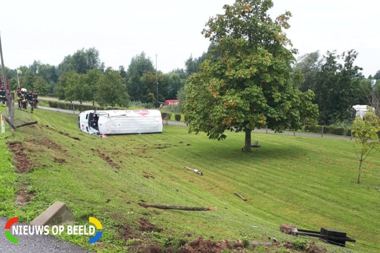 Pakketbezorger gewond  na crash met bestelbus Lekdijk West Bergambacht
