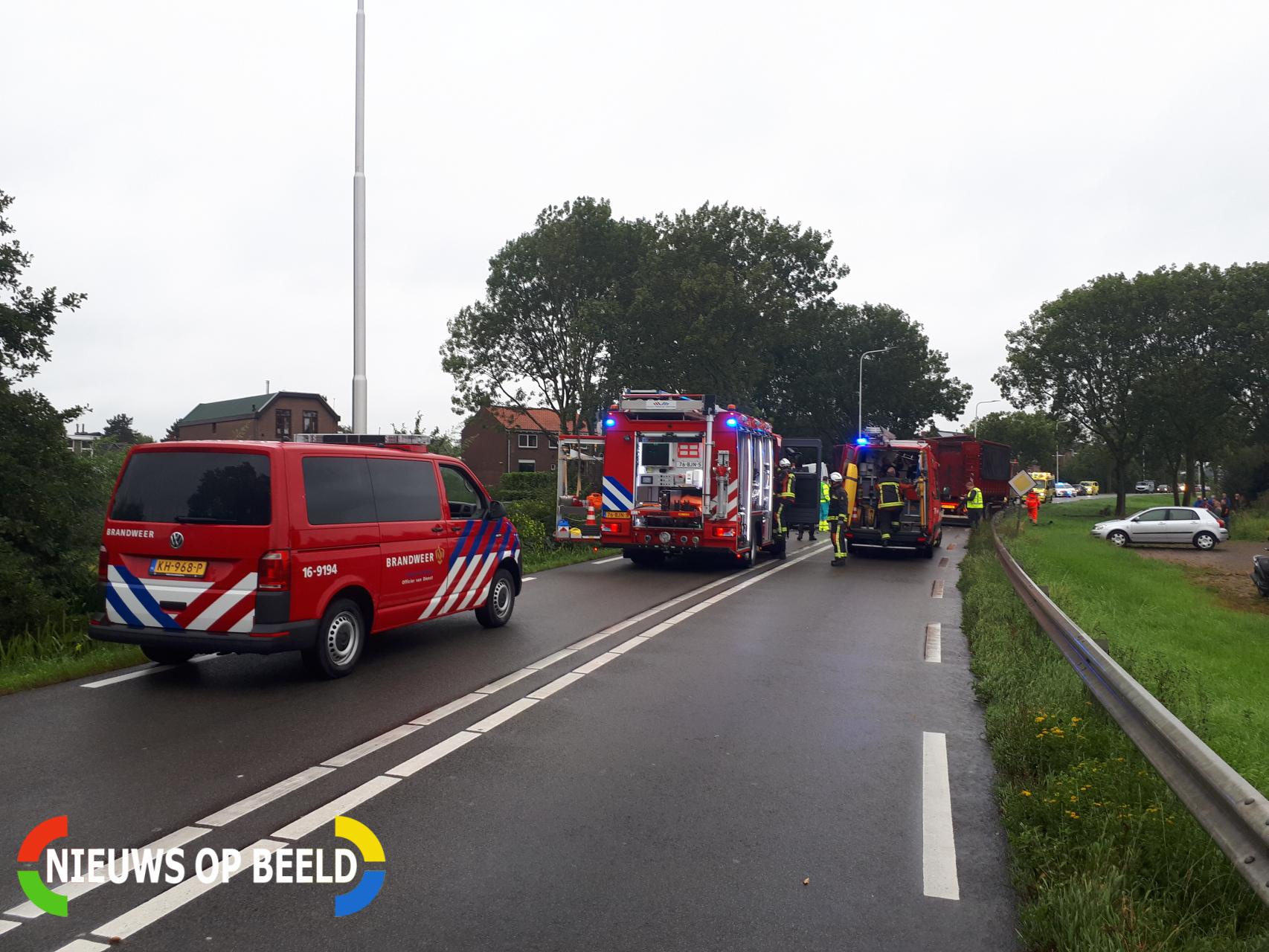 Twee personen zouden bekneld zitten.