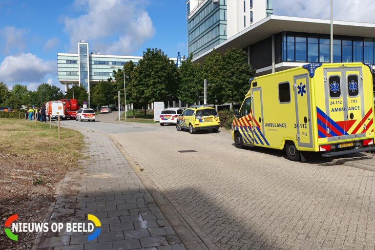 Glazenwassers vast in bak bovenaan kantoorpand Mercator Sittard