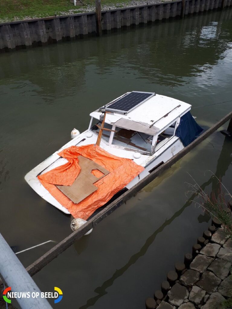 Plezierjacht zinkt in haventje Buiten de Veerpoort Schoonhoven