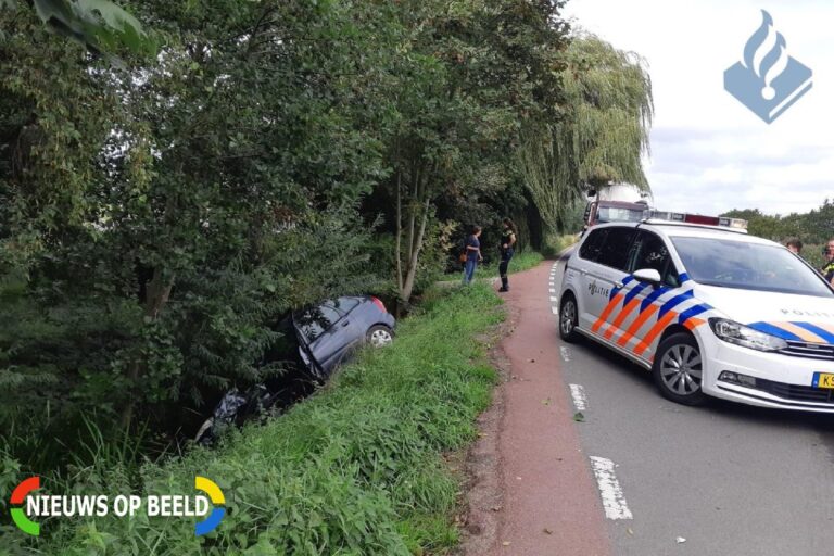 Auto botst met bestelbus en belandt in bosschage Westkanaalweg – N461 Ter Aar