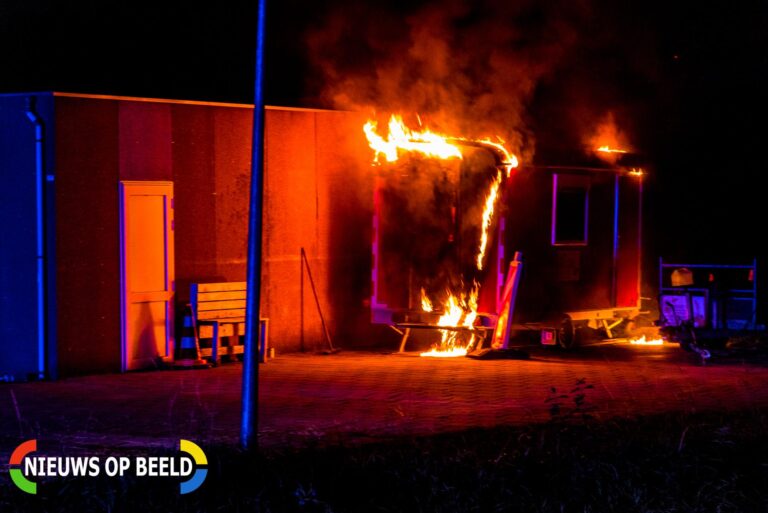Bouwkeet bij oud schoolgebouw vliegt in brand Zwaardijk Poortugaal