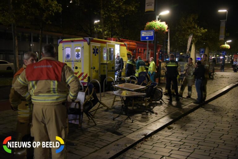 Brandweer haalt man van dak woningen Broersvest Schiedam