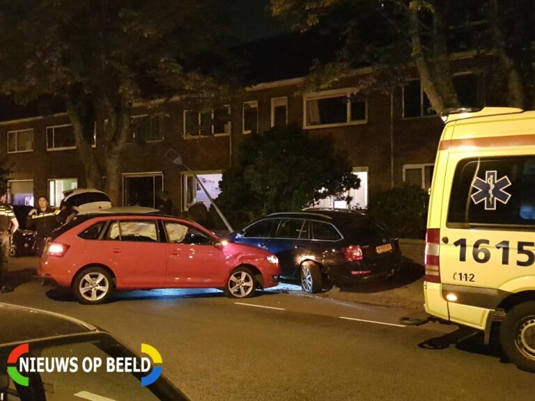 Auto botst op geparkeerde auto’s Koningin Wilhelminaweg Gouda