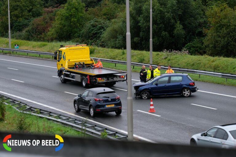 Wederom auto tegen de vangrail Rijksweg A13 Delft