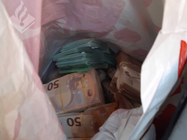 Politie en douane vinden 300.000 euro in verborgen ruimte in auto