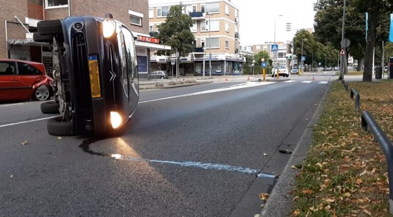 Bestuurder onder invloed belandt met auto op zijkant in Rotterdam