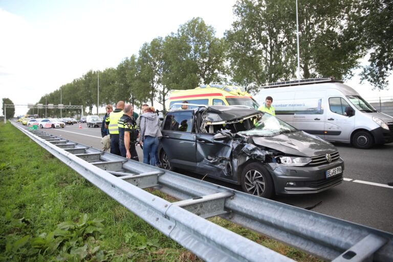 Gewonden na ongeval tussen auto en vrachtwagen A12 Reeuwijk