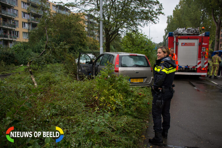 Automobiliste gewond na rammen lantaarnpaal en boom Noordsingel Leidschendam