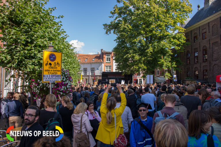 Academici protesteren tijdens opening nieuwe studiejaar in Leiden