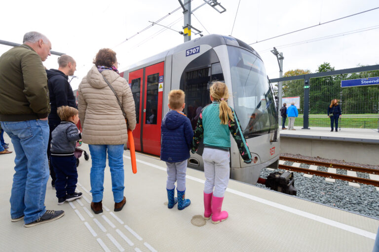 Grote belangstelling voor nieuw geopende ‘Hoekse Lijn’