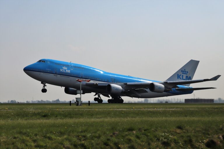 Maandag vertraging op Schiphol; KLM-grondpersoneel staakt