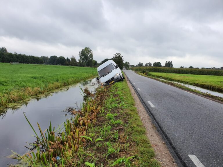Rit valt bijna in het water voor bestuurder bestelbus