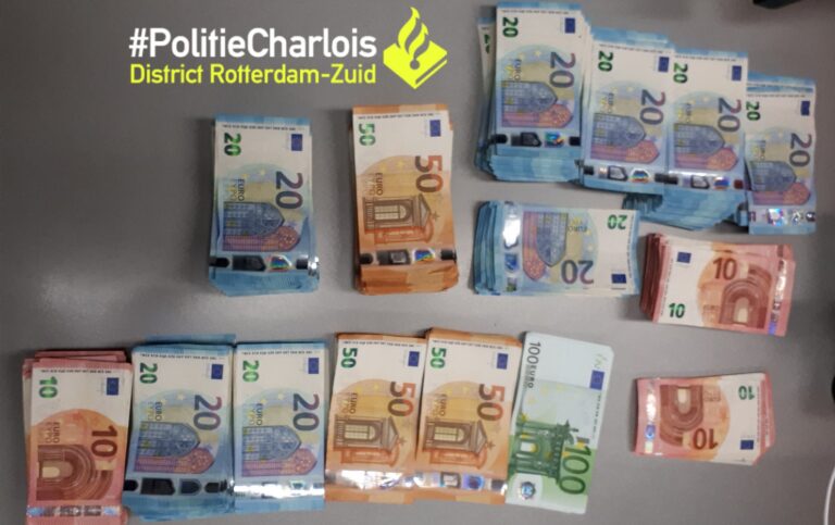 Rotterdamse agenten treffen na achtervolging ruim 35.000 euro in verborgen ruimte