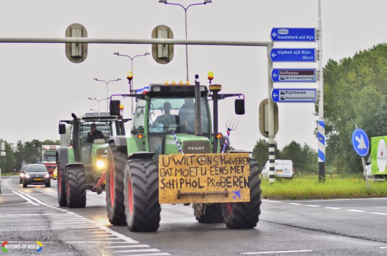 Enorme files: ondanks verbod honderden boeren met tractoren snelweg op Rijksweg A12 Den Haag