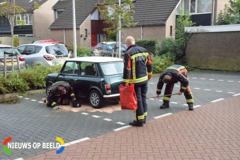 Mini Cooper lekt brandstof op parkeerplaats Wilgenhorst Waddinxveen