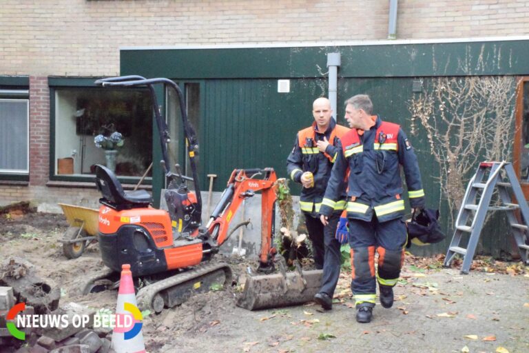 Minigraafmachine trek met boom gasleiding stuk De Wielewaal Zevenhuizen