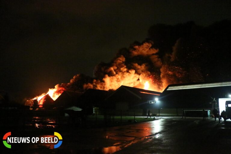 Zeer grote brand in meerdere loodsen Akervoorderlaan Lisse