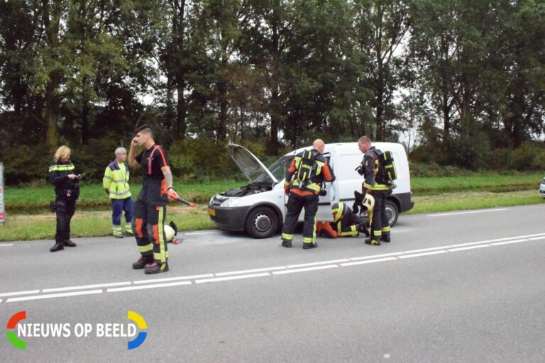 Agenten blussen beginnende autobrand Goudse Houtsingel Gouda