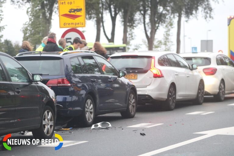 Twee gewonden na kettingbotsing met vier autos Groene Kruisweg West – N218 Heenvliet