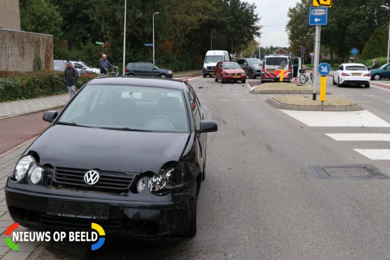 Twee personenauto’s botsen op kruising Burgemeester Aalberslaan Krimpen aan den IJssel