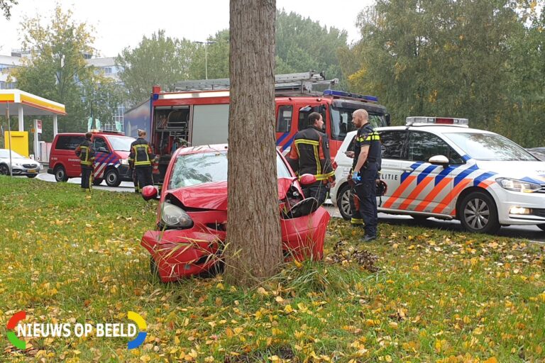 Auto vliegt uit de bocht belandt tegen boom Goudse Poort Gouda