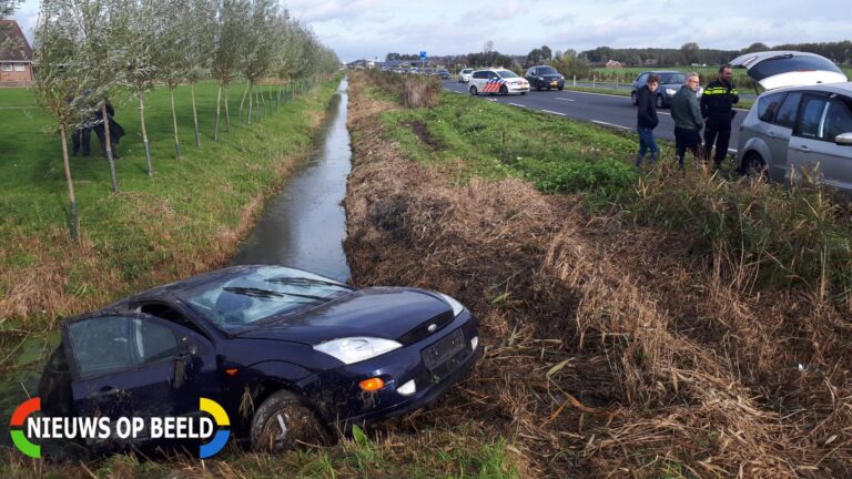 Personenauto belandt in sloot N457 Moordrecht